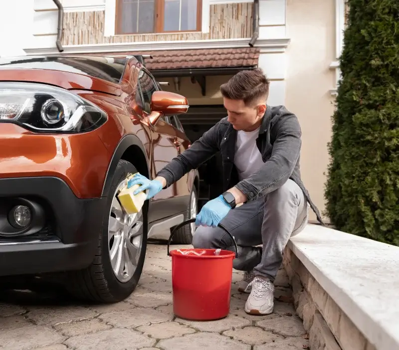 Lavage auto à domicile Champigny-lès-Langres : professionnel intervenant sur un véhicule